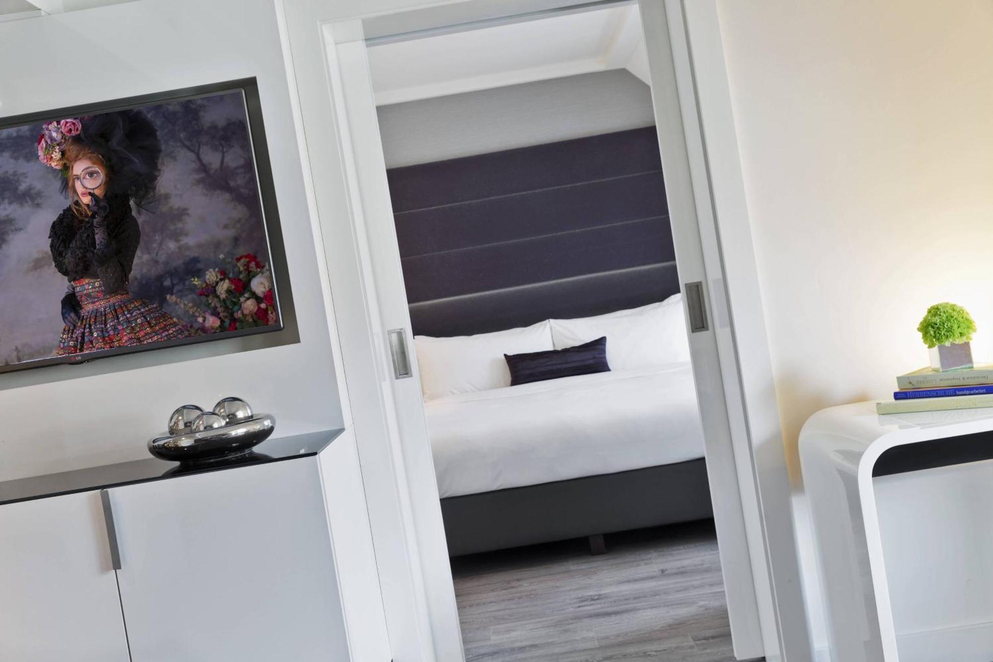 One-Bedroom Premium King Suite Sofa Bed,1632211800:JPEG